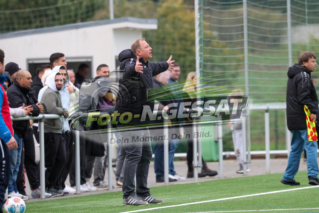 SC Enger - TuS Hücker-Aschen | Auf dem Bild zu sehen: SC Enger Trainer: Marco Priebe  SC Enger, TuS Hücker-Aschen, Saison 26/27, Kreisliga A, Enger, Deutschland - Realisiert mit Pictrs.com