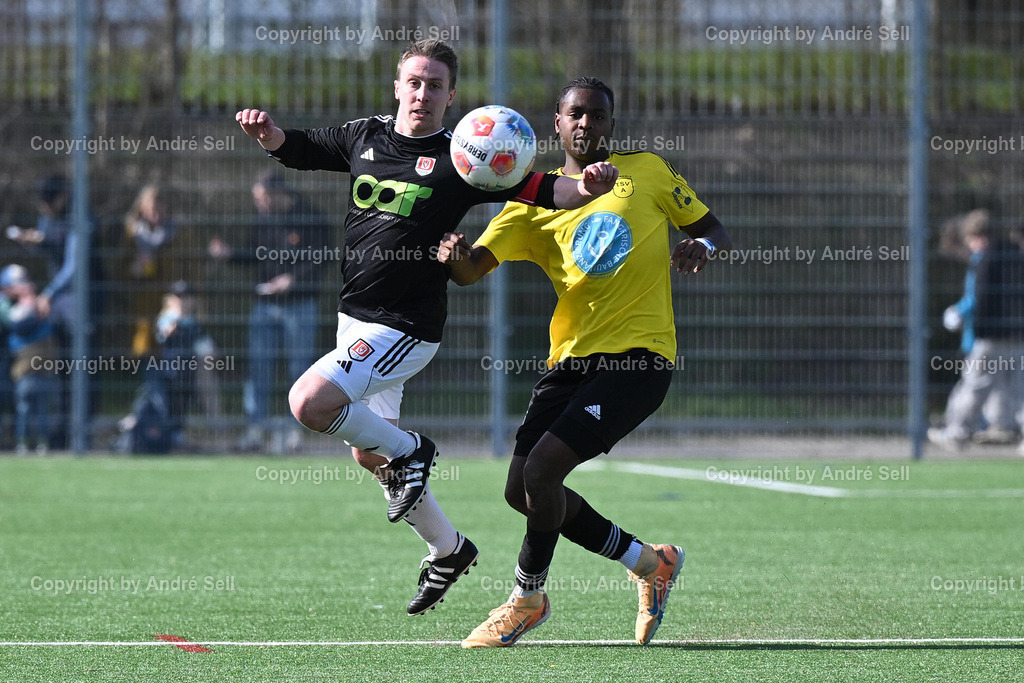MTV Dänischenhagen (schwarz) vs TSV Altenholz (gelb) | Marc Petersen (Dänischenhagen #21) vs Maalik Brackmann (TSVA #16) / Fußball-Verbandsliga Ost Männer 2025/2026 / MTV Dänischenhagen (schwarz) vs TSV Altenholz (gelb) / Platz C - Kunstrasenplatz / Dänischenhagen / 11.04.26 - Realisiert mit Pictrs.com