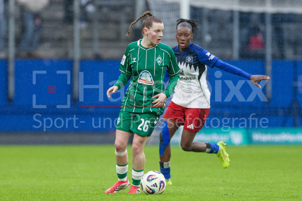 Fussball, Google Pixel Frauen-Bundesliga, Hamburger SV - SV Werder Bremen | Sarah Ernst (SV Werder Bremen, 26) am Ball, Einzelbild, Ganzkörper, Aktion, Action, Spielszene, Magou Doucoure (Hamburger SV, HSV, 2), DIE DFB-RICHTLINIEN UNTERSAGEN JEGLICHE NUTZUNG VON FOTOS ALS SEQUENZBILDER UND/ODER VIDEOÄHNLICHE FOTOSTRECKEN. DFB REGULATIONS PROHIBIT ANY USE OF PHOTOGRAPHS AS IMAGE SEQUENCES AND/OR QUASI-VIDEO.
