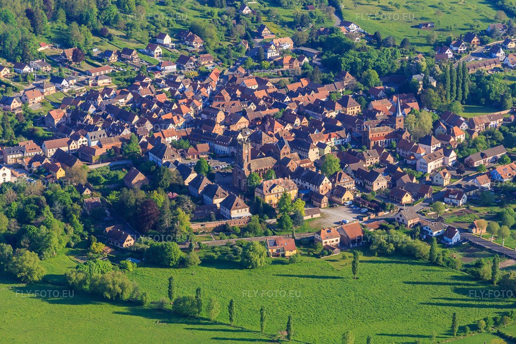 Vue aérienne: Vue de la ville avec l'abbaye Saint-Pierre-et-Saint-Paul et l'association PATRIMOINE depuis le sud-est. à Neuwiller-lès-Saverne dans le département Bas Rhin, France – .Photo: IMG_146017.jpg prise le 01/05/2025 par Werner Riehm/FLY-FOTO.eu – Résolution de l'original: 5270 x 3513 px – Saint Peter and Saint Paul Abbey – Association PATRIMOINE de Neuwiller-lès-Saverne