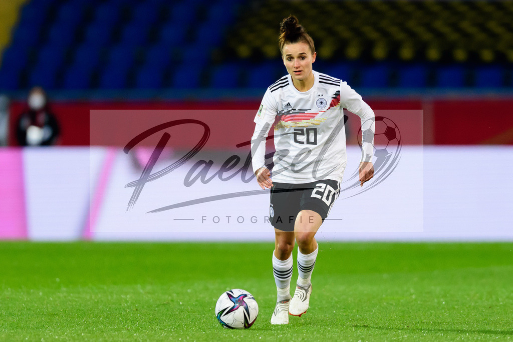 GERTUR20211126_109 | Fussball, Frauen: Lina Magull (Germany) in Aktion, am Ball, Einzelaktion bei dem Spiel der WM-Qualifikation zwischen Deutschland und Tuerkei im Eintracht-Stadion am 26.11.2021 in Braunschweig, Deutschland. - Realisiert mit Pictrs.com