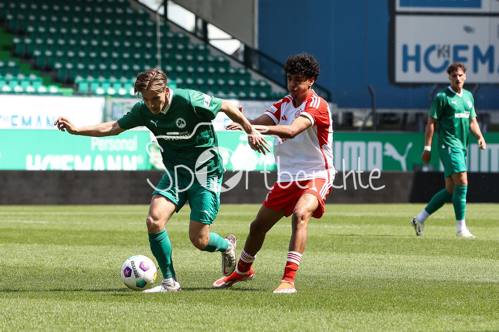 SpVgg Greuther Fürth II - FC Bayern Amateure | im Duell Sebastian MUELLER (spvgg #16) und Adam AZNOU BEN CHEIKH (FCB #53) / Zweikampf