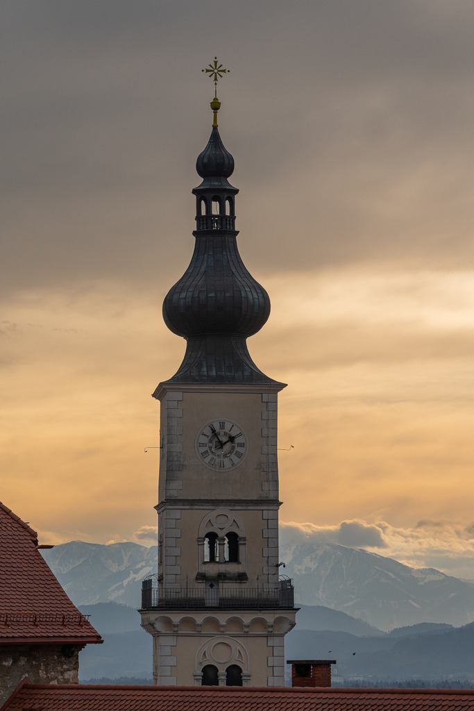 Spitze der Markuskirche | Turm der Markuskirche mit der Petzen im Hintergrund - Realisiert mit Pictrs.com