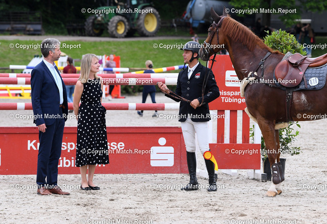 Reiten Tuebingen Springpfruefung S mit 2 Sternen | Reiten  04.07.2021Springpruefung Kl. S  mit 2 Sternen, Grosser Preis der Stadt TuebingenSieger Patrik Majher (re, SVK, TRG Baltmannsweiler) auf Claude 6 bei der Siegerehrung im Gespraech mit KSK Regionaldirektorin Bettina Loewer (Mitte) und Oberbuergermeister Boris Palmer (li)FOTO: ULMER PressebildagenturxxNOxMODELxRELEASExx