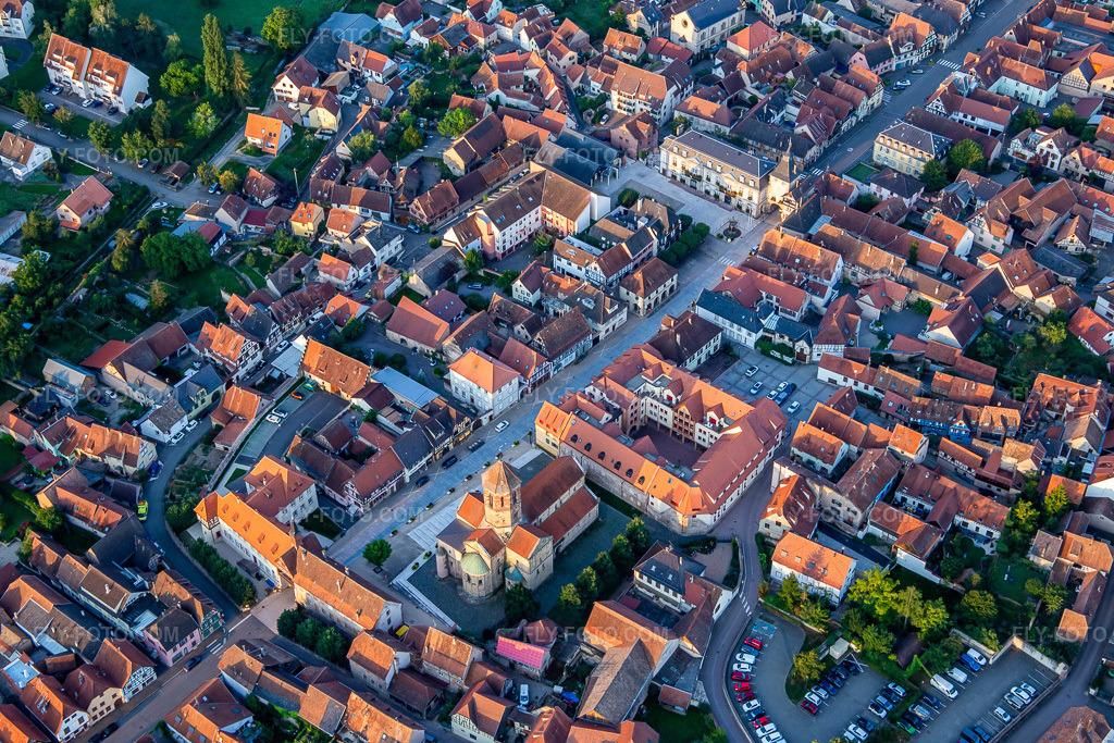 Aerial view: Rue du Gén de Gaulle with Porte basse ou Porte de la Vierge, Tour de l'Ecole, Tour de l'Horloge ou Zittgloeckel in Rosheim in the state Bas-Rhin, France. – Photo: IMG_137992.jpg taken on 08/19/2023 by Werner Riehm/FLY-FOTO.com – Resolution of the original: 5110 x 3407 px – Bienvenue à Rosheim