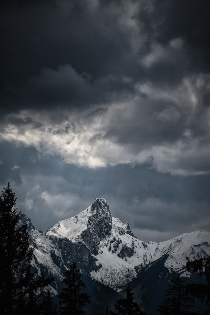 Stockhorn | Dramatische Stimmung am Stockhorn, gesehen vom Aussichtsturm "Blueme"/ Sigriswil/ Berner Oberland/ Schweiz
-----------------------------------------------------------------
Dramatic atmosphere on the Stockhorn, seen from the "Blueme" observation tower / Sigriswil / Bernese Oberland / Switzerland
-----------------------------------------------------------------
Dieser Druck ist in einer limitierten Auflage von 5 Exemplaren erhältlich. 
This print is available in a limited edition of 5 copies. 
http://art.hess.photography/2-9-stockhorn.html - Realisiert mit Pictrs.com