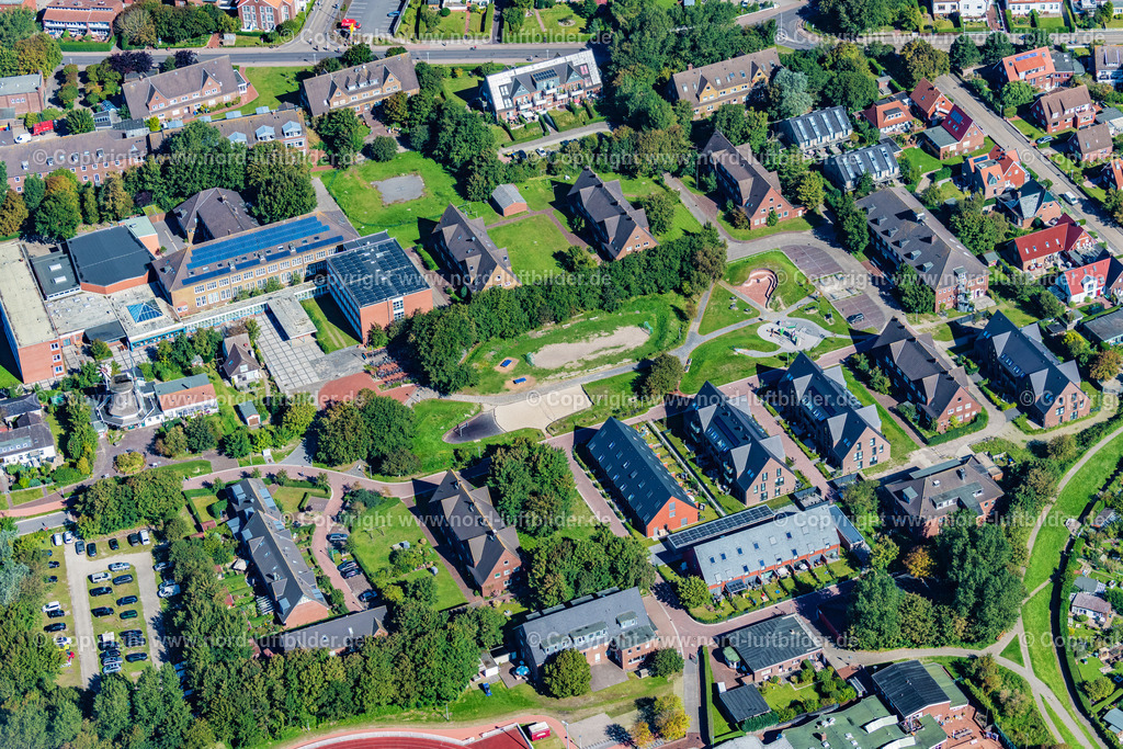 Norderney_Streetfootball_Parkour_Park_ELS_6583050923 | NORDERNEY 05.09.2023 Sportanlage "An der Mühle" mit einem Parkour Park,Beachvolleyballfeld,Tischtennisplatten, Streetball, auf der Insel Norderney im Bundesland Niedersachsen, Deutschland. // Sports facility "An der Muehle" with a parkour park, beach volleyball field, table tennis tables, streetball, on the island of Norderney in the state of Lower Saxony, Germany. Foto: Martin Elsen
