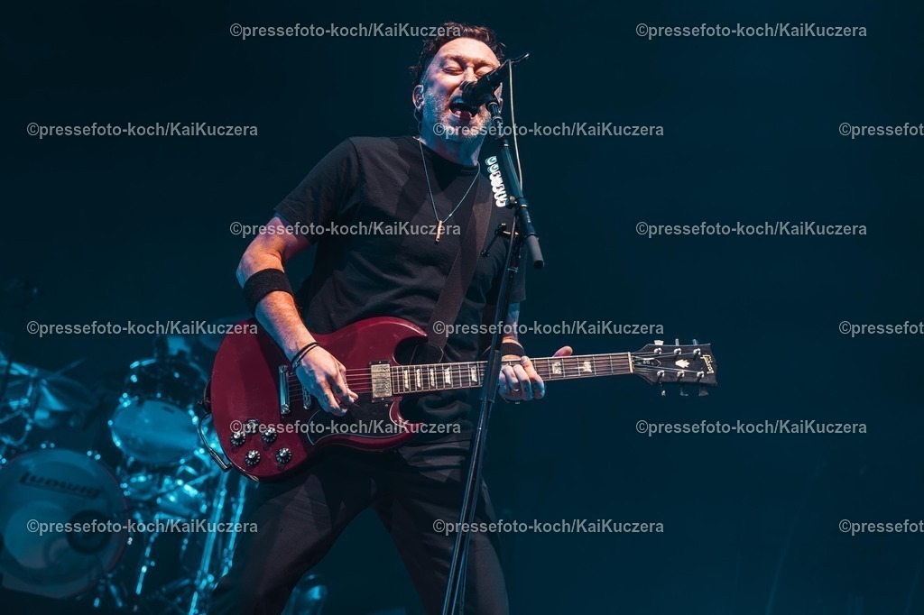 xKKU1402250101017 | 14.02.2025, xkkux, Düsseldorf, Die Band Rise Against performt bei ihrem Konzert in der Mitsubishi Electric HALLE. Im Bild Joe Principe