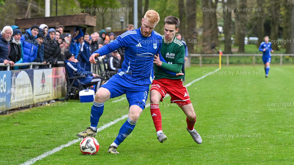 MTSV Hohenwestedt (grün) vs TuS Rotenhof (blau) | Thies Kochanski (MTSV #7) vs Jark Decker (Rotenhof #2) / Fußball-Oberliga Männer 2025/2026 / MTSV Hohenwestedt (grün) vs TuS Rotenhof (blau) / Sportplatz Wilhelmhöh / Hohenwestedt / 25.04.26 - Realisiert mit Pictrs.com