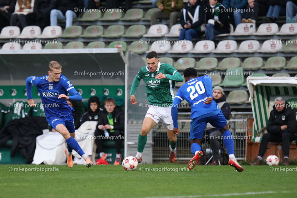 Fußball I Herren I Saison 2025/2026 I Regionalliga Nord I 19. Spieltag I VfB Lübeck - SV Meppen | Antonio Verinac (9, VfB Lübeck) im Zweikampf gegen zwei Spieler des SV Meppen - Realisiert mit Pictrs.com