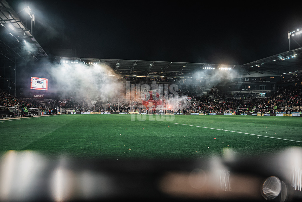 Fußball | Männer | Saison 2024/2025  | Fußball-Bundesliga | 26. Spieltag | FC St. Pauli vs. TSG Hoffenheim | 14.03.2025 | FC St. Pauli feiert den Sieg vor den Fans, Pyrotechnik