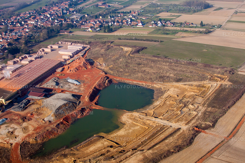 Aerial view: View of the town in Niederbetschdorf in the state Bas-Rhin, France.Photo: IMG_62734.jpg taken on 03/09/2014 by Werner Riehm/FLY-FOTO.comResolution of the original: 4752 x 3168 px
