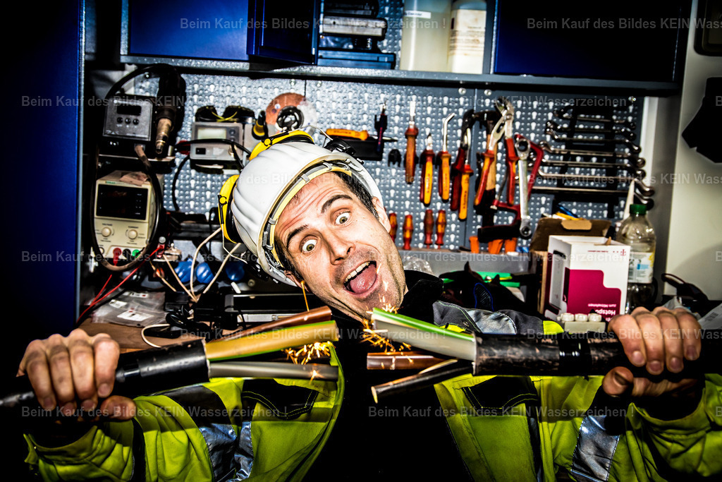 Elektriker Mammendorf-2062 | Kreativität ist manchmal der wichtigste Teil eines Fotos--- Nicht jeder Auftrag besteht darin, einen Moment einfach nur festzuhalten. Manchmal geht es darum, gemeinsam mit dem Kunden eine Idee zu entwickeln.--- Ein Unternehmen suchte neue Mitarbeiter und wünschte sich Fotos, die auffallen und im Gedächtnis bleiben. Das Thema war schnell gefunden: Kabel, Strom und Energie. Aber wie lässt sich das spannend darstellen? Unsere Lösung war überraschend einfach. Mit Wunderkerzen imitierten wir Funken, Blitze und einen kleinen „Kurzschluss“. Natürlich entstand alles kontrolliert und sicher – doch auf den Fotos wirkte es, als würde die Energie förmlich überspringen.--- Genau solche Aufträge haben mir immer besonders viel Spaß gemacht. Sie zeigten mir, dass gute Fotografie nicht nur aus Technik besteht. Oft ist es die Kreativität, die aus einer gewöhnlichen Idee ein außergewöhnliches Bild macht oder was meint ihr? Danke Sascha - Realisiert mit Pictrs.com