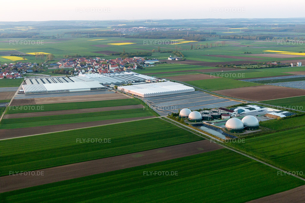 Luftbild: Glasdach- Flächen in den Gewächshausreihen zur Blumenzucht und Kuppeln einer Biogasanlage von Gartenbau Gernert im Ortsteil Oberspiesheim in Kolitzheim im Bundesland Bayern in Deutschland. Foto: IMG_087947.jpg vom 05.05.2016 durch Werner Riehm/FLY-FOTO.de