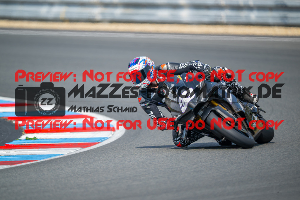 MaZZes-Fotomatrix-20260801-459492 | WEISS