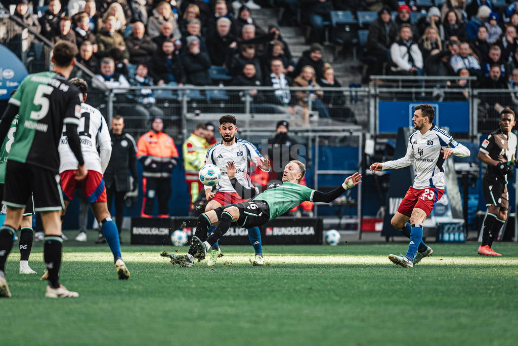 Fußball | Männer | Saison 2024/2025 | 2. Fußball-Bundesliga | 20. Spieltag | Hamburger SV vs. Hannover 96 | 02.02.2025 | Havard Nielsen (#16, Hannover 96) rutscht auf dem Rasen aus
