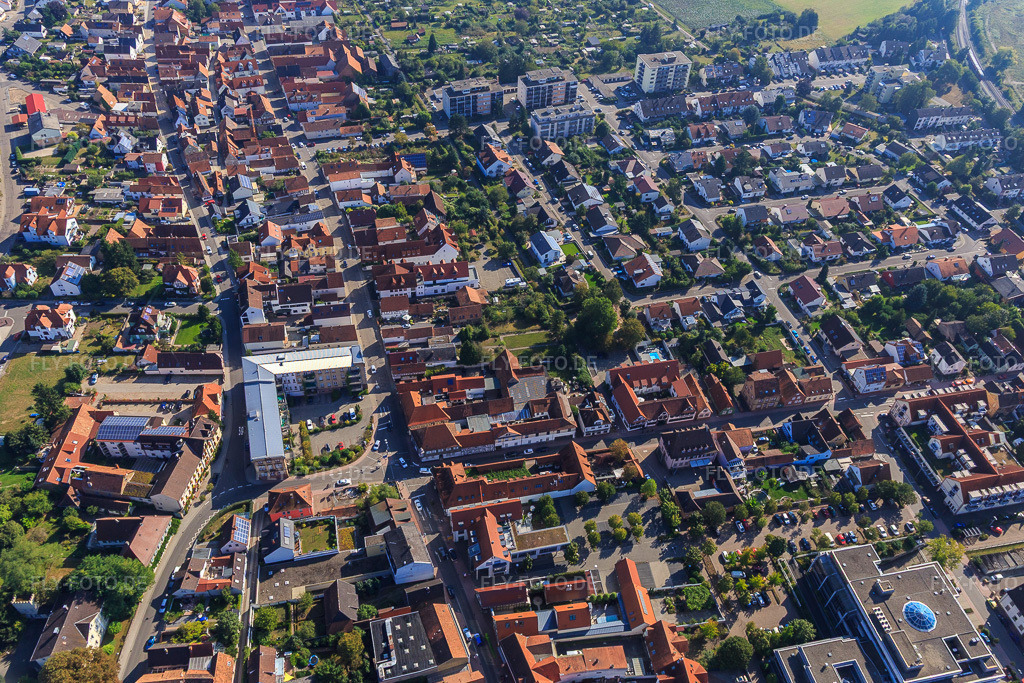 Luftbild: Juststraße Rheinstraße von Westen in Kandel im Bundesland Rheinland-Pfalz in Deutschland. Foto: IMG_094940.jpg vom 24.09.2016 durch Werner Riehm/FLY-FOTO.de