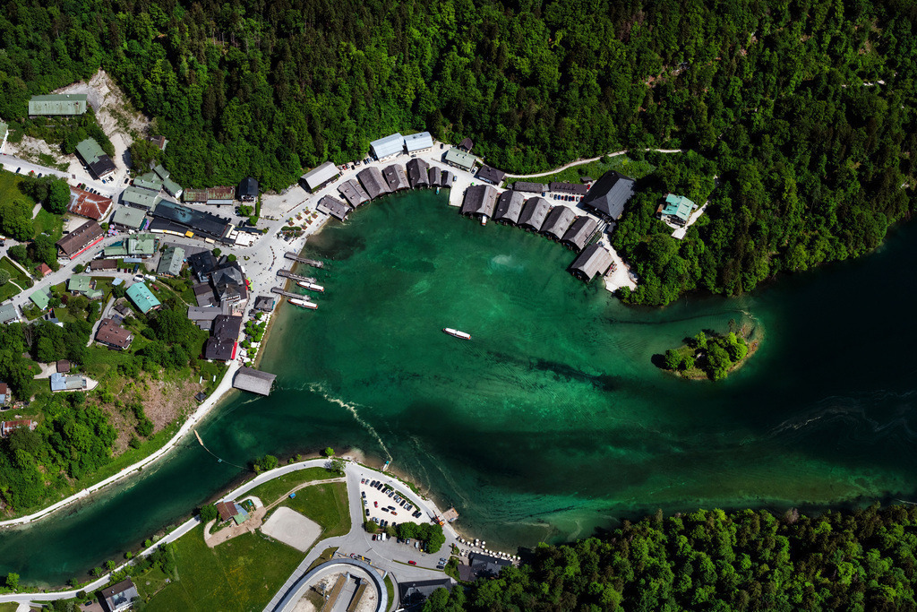 dr__0097305.jpg | SCHöNAU AM KöNIGSSEE 19.05.2022 Dorfkern an den See- Uferbereichen des Königsee mit seinen Bootshäusern und Anlegestelle der Schifffahrt Königsee in Schönau am Königssee im Bundesland Bayern, Deutschland. // Village on the lake bank areas of Koenigsee with seinen Bootshaeusern and Anlegestelle of Schifffahrt Koenigsee in Schoenau am Koenigssee in the state Bavaria, Germany. Foto: Daniel Reiter