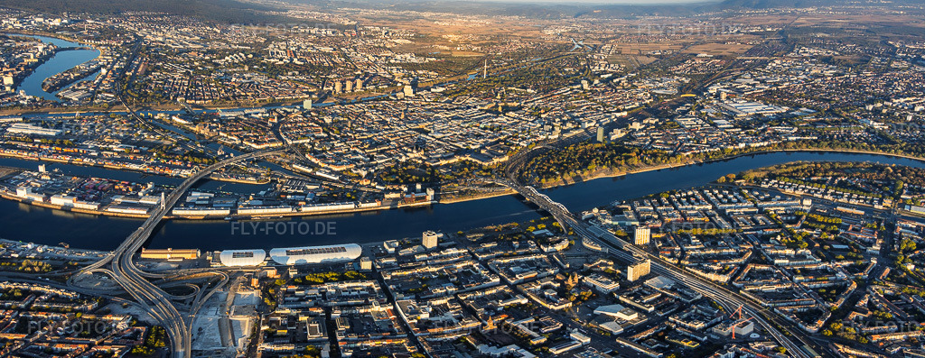 Luftbild: Stadtpanorama aus Westen jenseits des Rheins vom Rheinhafen bis zur Parkinsel zwischen Kurt-Schumacher-Brücke (B44), Konrad-Adenauer-Brücke(B37) aus Ludwigshafen im Ortsteil Innenstadt in Mannheim im Bundesland Baden-Württemberg in Deutschland. – Foto: IMG_159726-Pano.jpg vom 06.10.2026 durch Werner Riehm/FLY-FOTO.de – Auflösung des Originals: 9353 x 3630 px