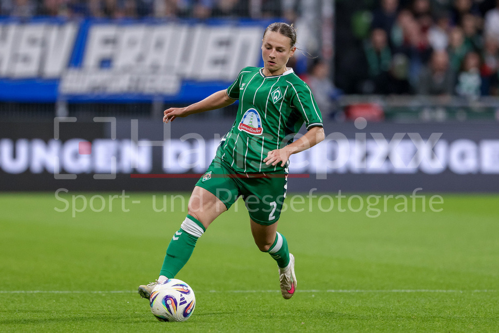 Fussball, Google Pixel Frauen-Bundesliga, SV Werder Bremen - Hamburger SV | Chiara D Angelo (SV Werder Bremen, 2) am Ball, Freisteller, Einzelbild, Ganzkörper, Aktion, Action, Spielszene, DIE DFB-RICHTLINIEN UNTERSAGEN JEGLICHE NUTZUNG VON FOTOS ALS SEQUENZBILDER UND/ODER VIDEOÄHNLICHE FOTOSTRECKEN. DFB REGULATIONS PROHIBIT ANY USE OF PHOTOGRAPHS AS IMAGE SEQUENCES AND/OR QUASI-VIDEO.