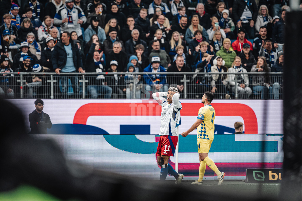 Fußball | Männer | Saison 2024/2025 | 2. Fußball-Bundesliga | 29. Spieltag | Hamburger SV vs. Eintracht Braunschweig | 11.04.2025 | v.l. Ransford Königsdörffer (#11, HSV) ärgert sich während Jannis Nikolaou (#4, Eintracht Braunschweig) sich freut