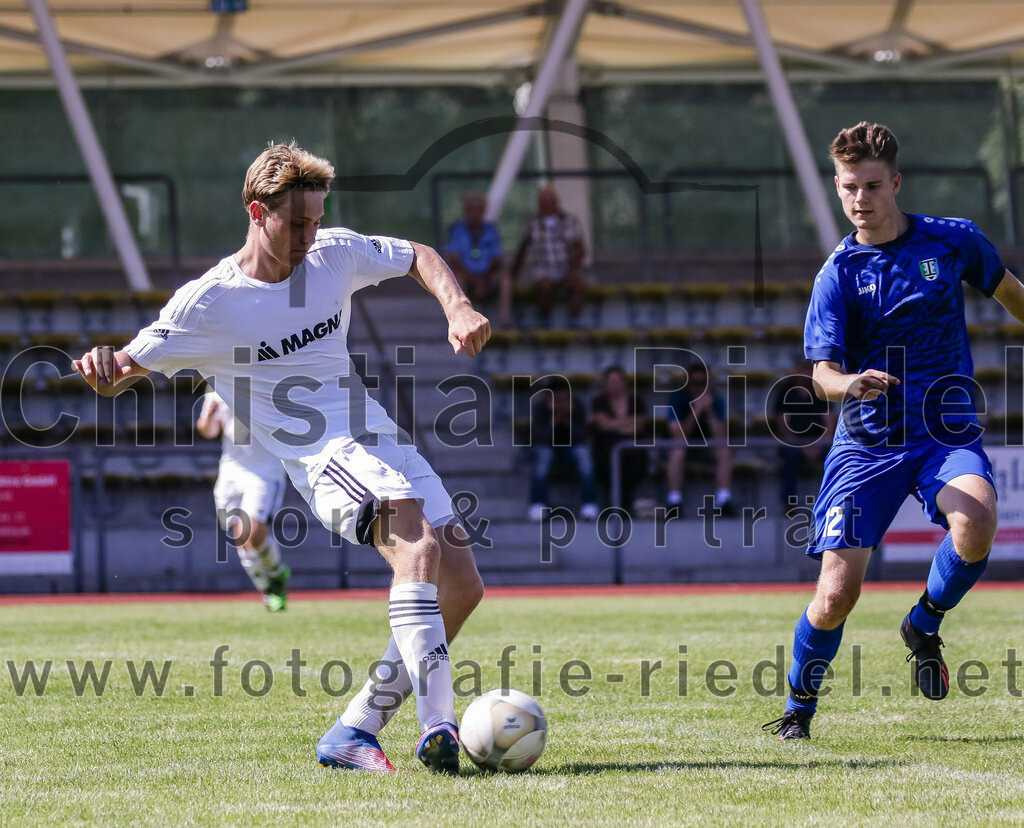 2023-09-02_029_SG_Markt_Schwaben_gegen_TSV_Hohenbrunn | Markt Schwaben, Deutschland, 02.09.2023:
Fußball, Kreisklasse 2023 / 2024, 3. Spieltag, (SG) Markt Schwaben gegen TSV Hohenbrunn, Endergebnis: 2:0

Maximilian Wagner (SG Markt Schwaben, #5), Daniel Keber (TSV Hohenbrunn, #12)

Foto: Christian Riedel / fotografie-riedel.net