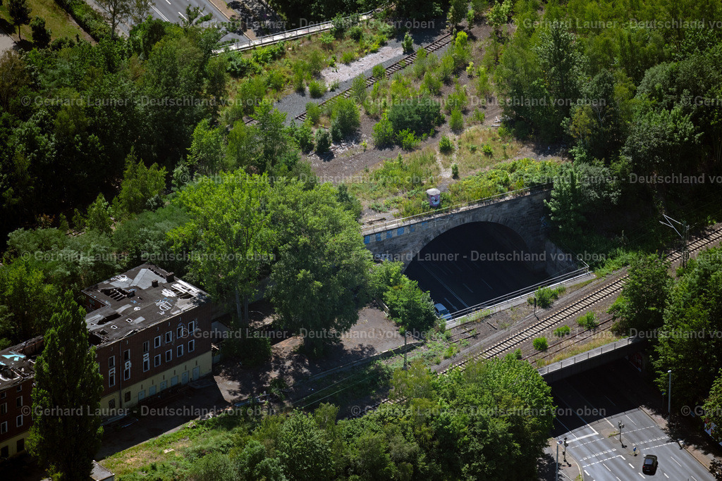 4035872 | BRAUNSCHWEIG 31.07.2020 Eisenbahn- Brückenbauwerk zur Streckenführung der Bahn- Gleise mit stillgelegter Gleisstrecke über die Salzdahlumer Straße in Braunschweig im Bundesland Niedersachsen, Deutschland. // Railway bridge construction for the routing of the railway tracks with disused track on Salzdahlumer Strasse in Braunschweig in the state Lower Saxony, Germany. Foto: Gerhard Launer