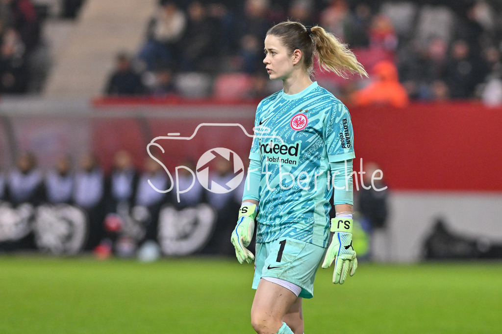 FC Bayern München Frauen - SG Eintracht Frankfurt Frauen | im Bild Stina JOHANNES (Eintracht Frankfurt Frauen 1) / Freisteller / Einzelfoto / Google Pixel Frauen Bundesliga: FC Bayern Muenchen - Eintracht Frankfurt, FC Bayern Campus am 04.11.2024