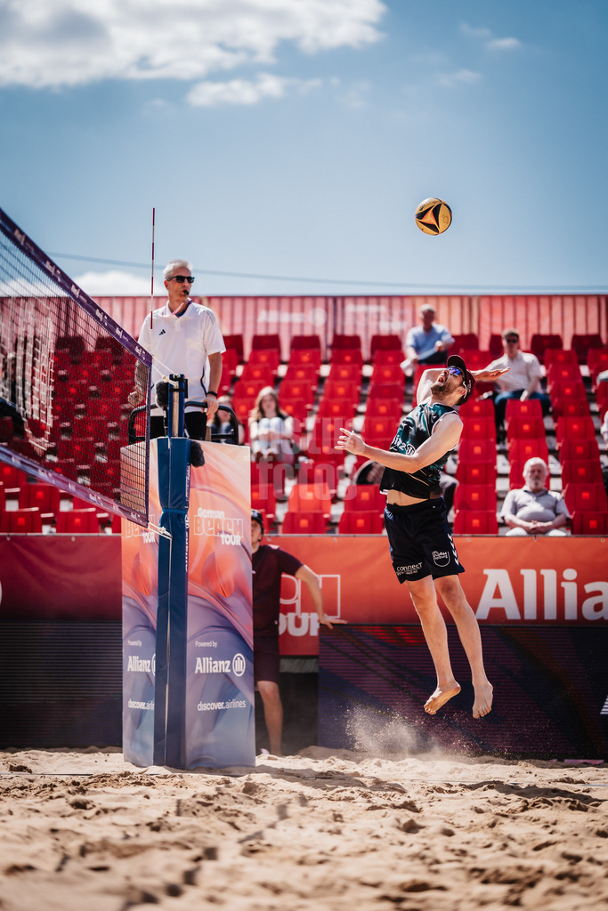 Beachvolleyball | Männer | Allianz German Beach Tour 2025 | Tourstop Düsseldorf | 08.05.2025 | Manuel Harms beim Angriff