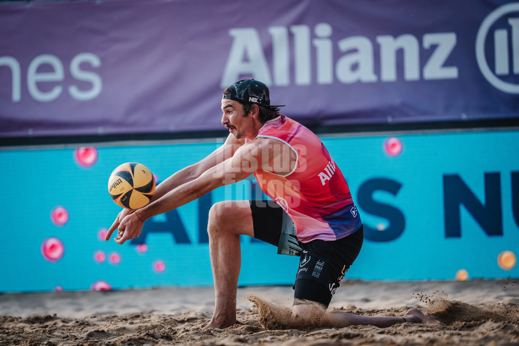 Beachvolleyball | Männer | Allianz German Beach Tour 2025 | Tourstop Düsseldorf | 17.05.2025 | Jannik Kühlborn spielt den Ball