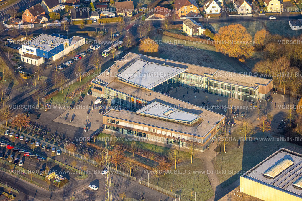 Hamm250200487Rhynern | Luftbild, Konrad-Adenauer Realschule und Schüler auf dem Schulhof, Stadtbezirk Rhynern, Hamm, Ruhrgebiet, Nordrhein-Westfalen, Deutschland