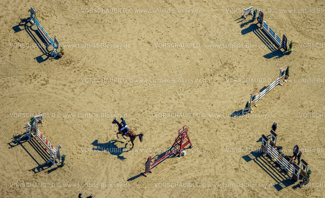 Kamen230406302 | Luftbild, Reitverein Kamen, Reitschule Astrid Kley, Springreiten, Hindernis Parcours, Schattenwurf, Kamen, Ruhrgebiet, Nordrhein-Westfalen, Deutschland