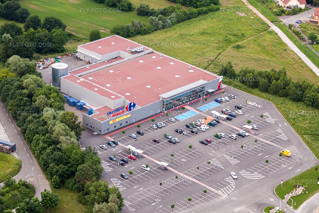 Aerial view: Branch of the supermarket and parking lot of the Carrefour Market Lauterbourg in Scheibenhard in the state Bas-Rhin, France. – Photo: IMG_28733.jpg taken on 06/14/2010 by Werner Riehm/FLY-FOTO.com – Resolution of the original: 4515 x 3010 px