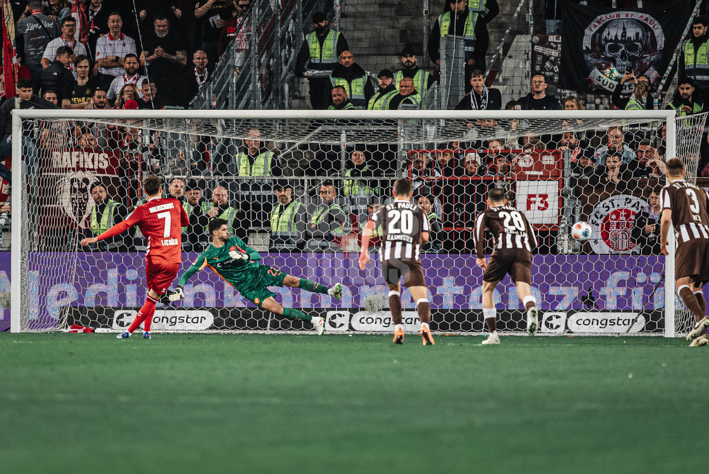 Fußball | Männer | Saison 2025/2026  | Fußball-Bundesliga | 30. Spieltag | FC St. Pauli vs. 1. FC Köln | 17.04.2026 | Luca Waldschmidt (#7, 1. FC Köln) links trifft den Elfmeter gegen Nikola Vasilj (#22, FC St. Pauli)