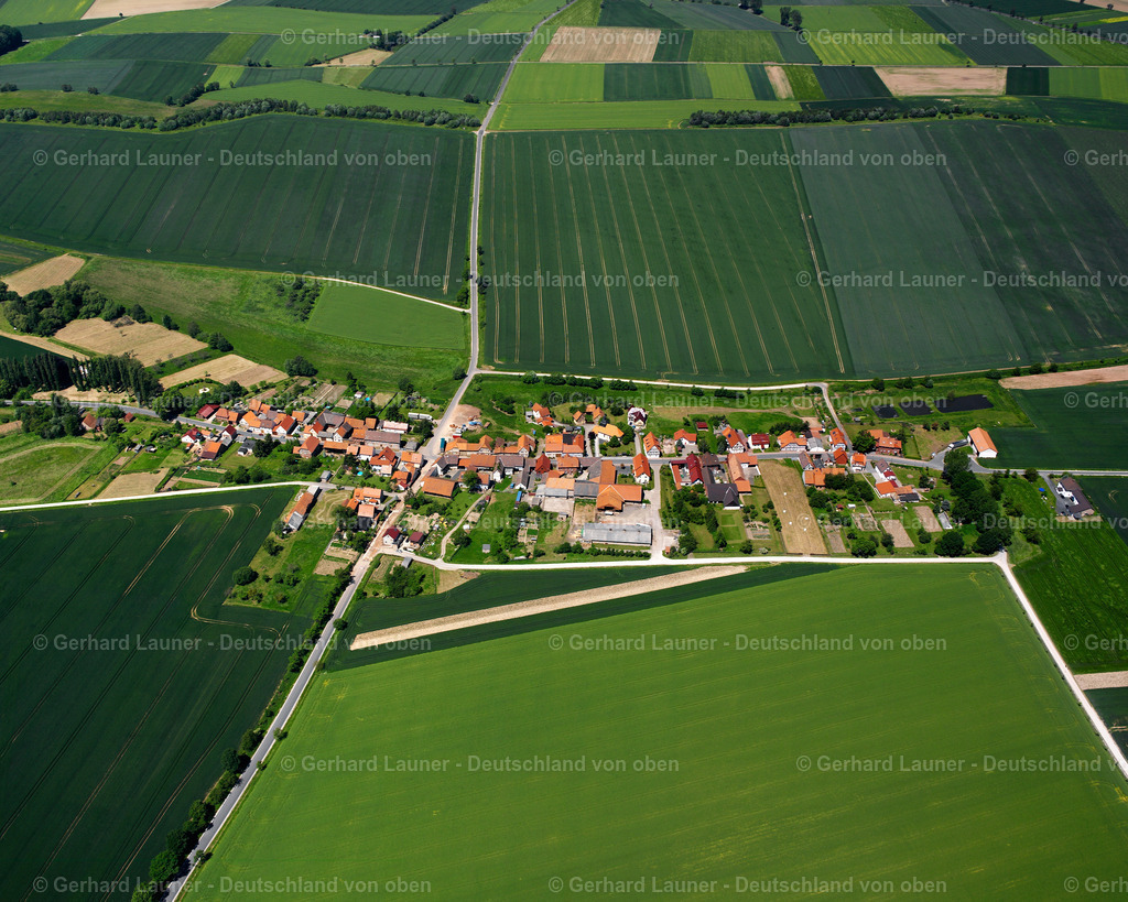 2634236 | BöSECKENDORF 09.06.2006 Landwirtschaftliche Nutzflächen und Feldgrenzen  umsäumen das Siedlungsgebiet des Dorfes in Böseckendorf im Bundesland Thüringen, Deutschland // Agricultural land and field boundaries surround the settlement area of the village  in Böseckendorf in the state Thuringia, Germany Foto: Gerhard Launer
