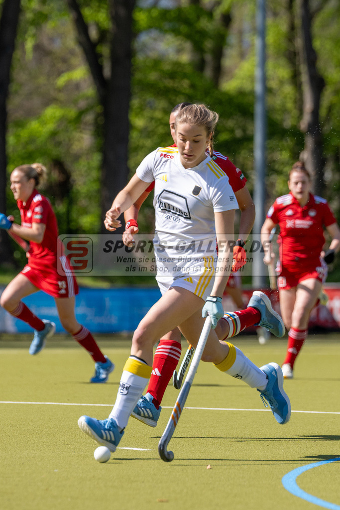 SFE_20250412_0040 | Köln, Deutschland, 12.04.2025:  Hockey 1. Bundesliga Damen Rot-Weiss Köln - Harvestehuder THC im KTHC Stadion Rot-Weiss Köln Tennis and Hockey Club am 12.04.2025 in Köln, Deutschland. (Foto von Stephan Fehrmann)Köln, Germany, 12.04.2025: Hockey 1. Bundesliga Damen Rot-Weiss Köln - Harvestehuder THC in KTHC Stadion Rot-Weiss Köln Tennis and Hockey Club at 12.04.2025 in Köln, Deutschland. (Foto from Stephan Fehrmann)