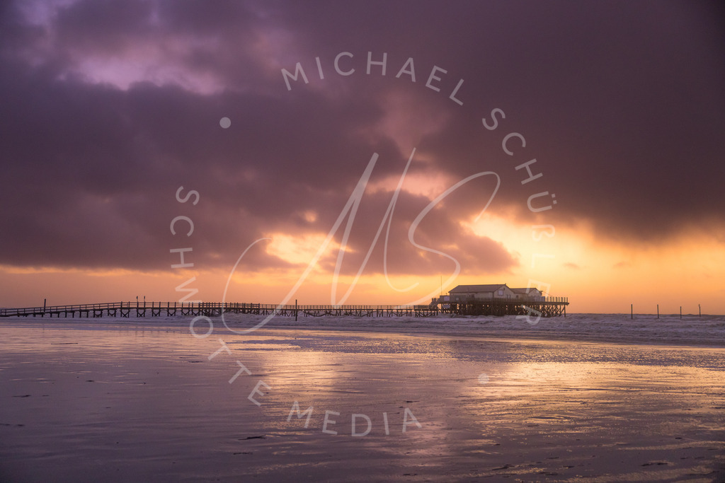 2023-01-30 SPO Strand Wind Sturm Wellen Sonnenuntergang - 230 | Schwotte Media - Realisiert mit Pictrs.com