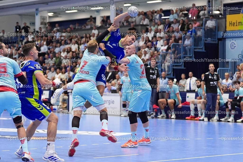 xYDRx04092501026 | 04.09.2025, xydrx, Handball, 1.HBL, VFL Gummersbach - TM Melsungen, Schwalbe-Arena: Julian Koester (VFL Gummersbach #7) im Zweikampf gegen David Mandic (MT Melsungen #7) und Arnar Freyr Arnarsson (MT Melsungen #21)