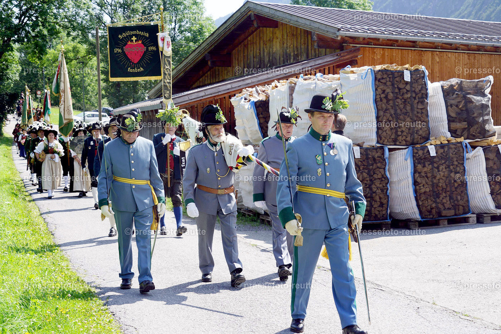 d-news-2023-Juli23-Regimentsschuetzenfest3-Steeg-UMZUG_Feld-DSC07209 | Info aus dem Bezirk Reutte/Ausserfern Tirol sowie eine umfangreiche Bilddatenbank über die gesamte Region: Lechtal, Talkessel Reutte, Tannheimertal, Zwischentoren. Lech, Plansee, Zugspitze, Grenztunnel, B179, Fernpassstraße, Verkehr, Lawinen, Tradition, - Realisiert mit Pictrs.com