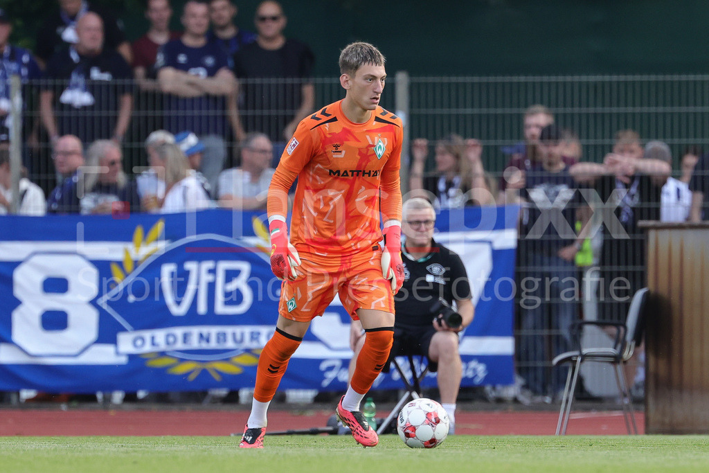 Fussball, Regionalliga Nord, SV Werder Bremen II - VfB Oldenburg | Stefan Smarkalev (Torhüter, Torwart, SV Werder Bremen II, 1) am Ball, Freisteller, Einzelbild, Ganzkörper, Aktion, Action, Spielszene