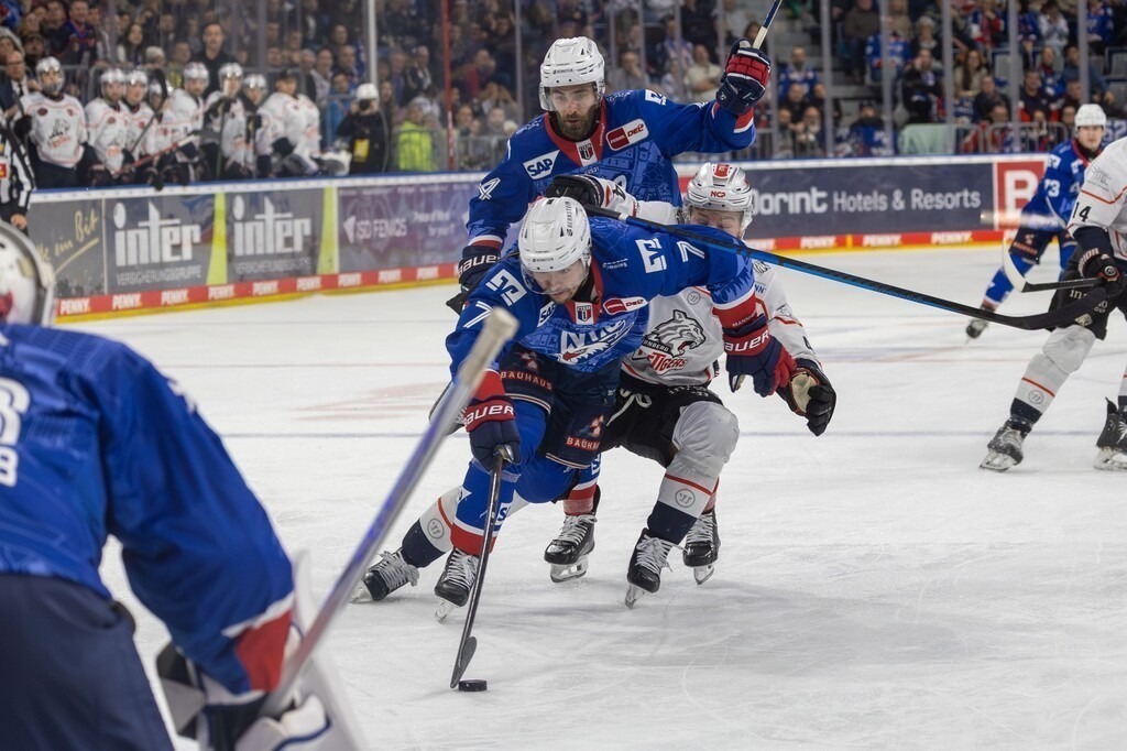 DEL, Deutsche Eishockey Liga Saison 2025 26, 40. Spieltag: Adler Mannheim gegen Nürnberg Ice Tigers | DEL, Deutsche Eishockey Liga Saison 2025 26, 40. Spieltag: Adler Mannheim gegen Nürnberg Ice Tigers***Gute Konterchance für Nürnberg, John Gilmour (7, Mannheim) kann gerade noch rechtzeitig klären - Realisiert mit Pictrs.com
