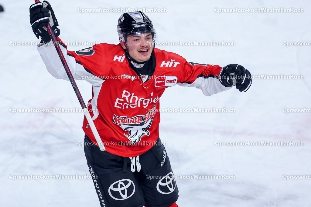 KEC1404251031 | 14.04.2025, Eishockey, DEL Play-offs, Kölner Haie - ERC Ingolstadt, Halbfinale Spiel 6, Lanxess-Arena Köln: Torjubel Justin Schütz (Kölner Haie #10) nach dem Tor zum 1:2 durch Torschütze Moritz Müller (Kölner Haie #91). 