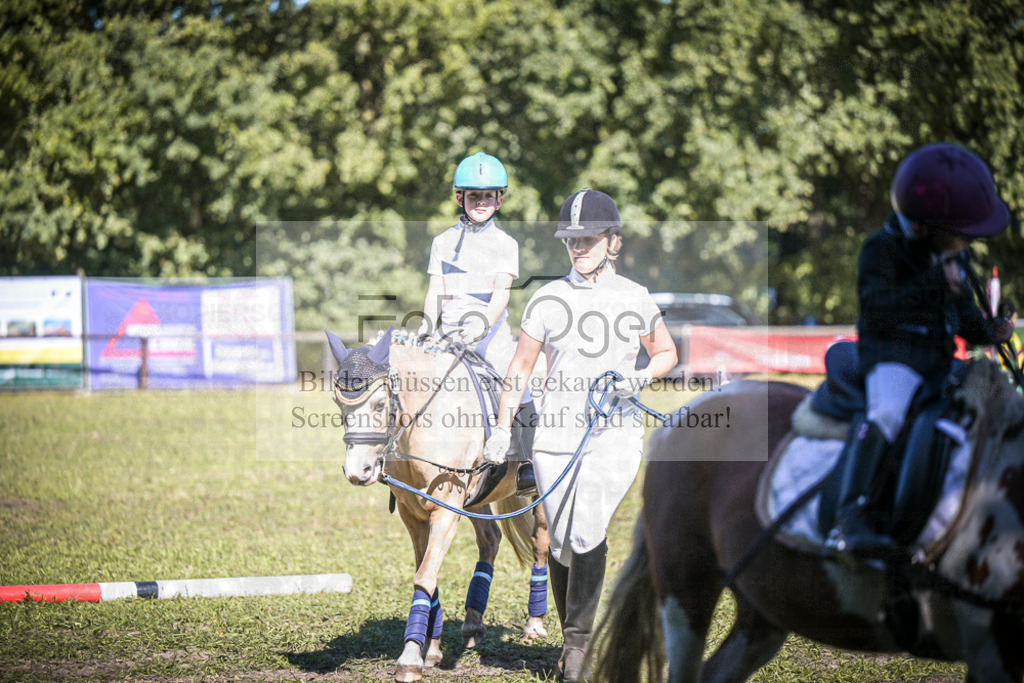 DOS_0197 | Entdecke hochwertige Reitturnierfotos von Foto Oger. Professionell, emotional und authentisch – jetzt Lieblingsmomente im Shop bestellen.Deutschlandweite Turnierfotografie. - Realisiert mit Pictrs.com