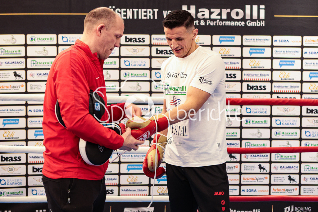 Profi - Box - Gala / Show Training | Robin KRASNIQI in Aktion beim Showtraining in Muenchen (links) mit seinem Trainer Juergen BRAEHMER