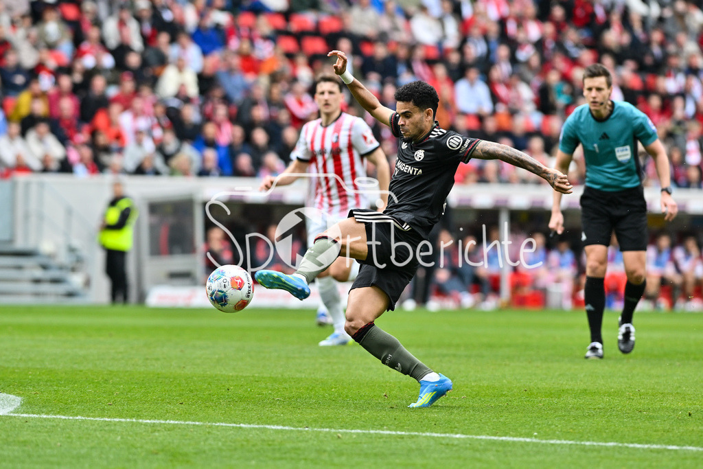 SC Freiburg - FC Bayern München | FREIBURG, GERMANY - 04. APRIL: am Ball Luis DIAZ (FC Bayern Munich 14) / Einzelfoto / Freisteller während dem Bundesligamatch zwischen dem SC Freiburg und dem FC Bayern München am 28. Spieltag im Europa-Park Stadion / DFL REGULATIONS PROHIBIT ANY USE OF PHOTOGRAPHS AS IMAGE SEQUENCES AND/OR QUASI-VIDEO