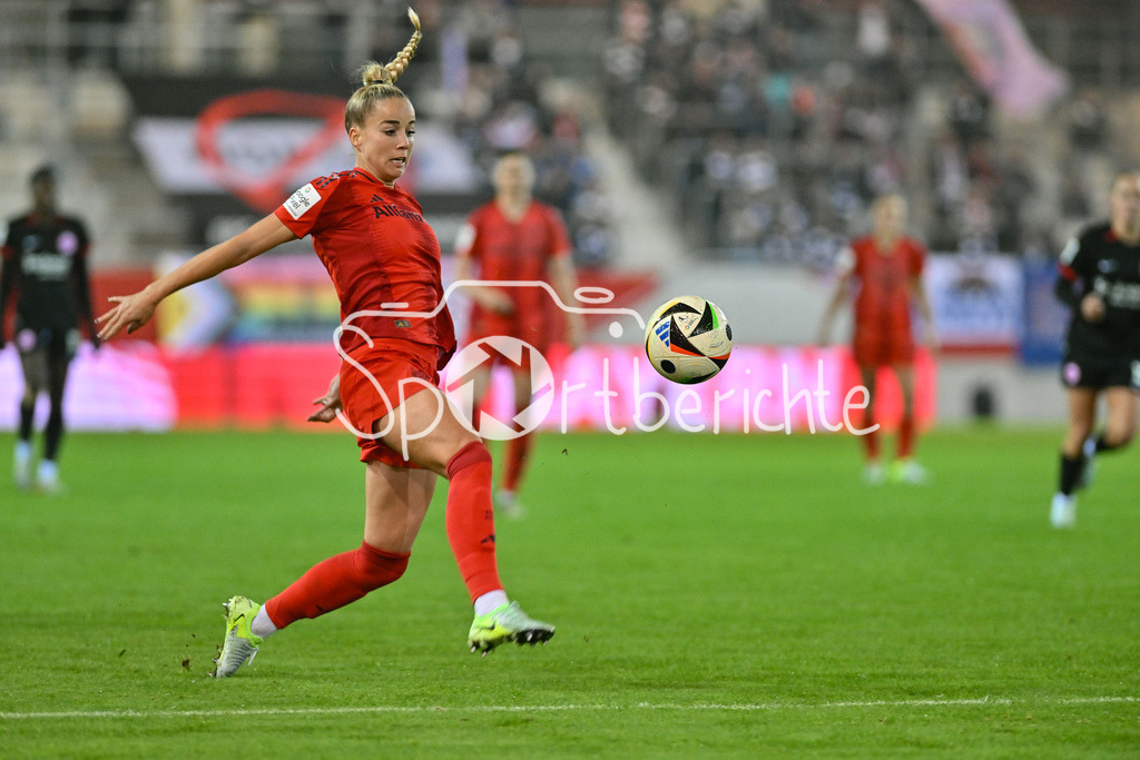 FC Bayern München Frauen - SG Eintracht Frankfurt Frauen | am Ball Giulia GWINN (FCB #7) / Freisteller / Einzelfoto / Google Pixel Frauen Bundesliga: FC Bayern Muenchen - Eintracht Frankfurt, FC Bayern Campus am 04.11.2024
