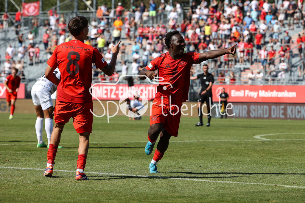 FC Würzburger Kickers - FC Bayern Amateure | Jubel nach dem Treffer zum 1-2 durch Nestory IRANKUNDA (FC Bayern München II #7) / Freude / Happy / Flick Flack / Salto / Regionalliga Bayern: FC Würzburger Kickers - FC Bayern München II, AKON Arena am 24.08.2024