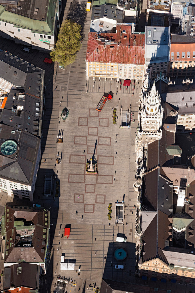 dr__0051905.jpg | MüNCHEN 23.04.2020 Platz- Ensemble Marienplatz am Rathaus während des Corona Lockdown im Innenstadt- Zentrum in München im Bundesland Bayern, Deutschland. // Ensemble space Marienplatz on Town Hall during the Corona Lockdown in the inner city center in Munich in the state Bavaria, Germany. Foto: Daniel Reiter