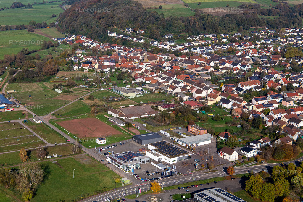 Luftbild: Ortsansicht von Südwesten im Ortsteil Webenheim in Blieskastel im Bundesland Saarland in Deutschland. Foto: IMG_143992.jpg vom 27.10.2024 durch Werner Riehm/FLY-FOTO.de