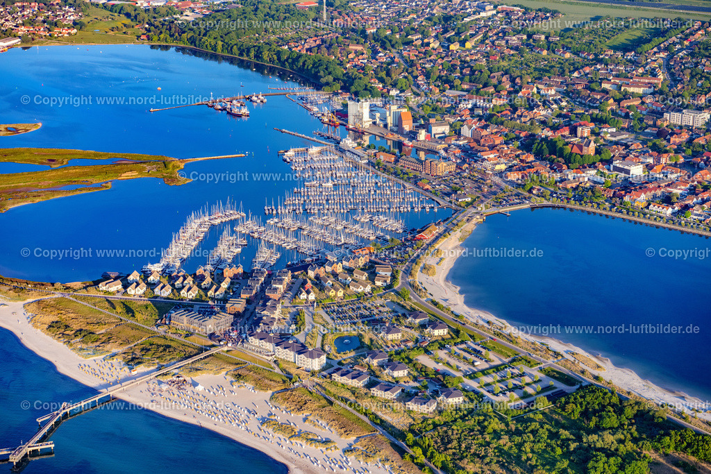 Heiligenhafen_ELS_9071030622 | HEILIGENHAFEN 03.06.2022 Ortsansicht der Straßen und Häuser Ferienanlage StranResort Seebrücke Heiligenhafen an der Ostsee- Küste im Bundesland Schleswig-Holstein. // City view of the streets and houses Ferienanlage StranResort pier Heiligenhafen on the Baltic Sea coast in the state of Schleswig-Holstein. Foto: Martin Elsen
